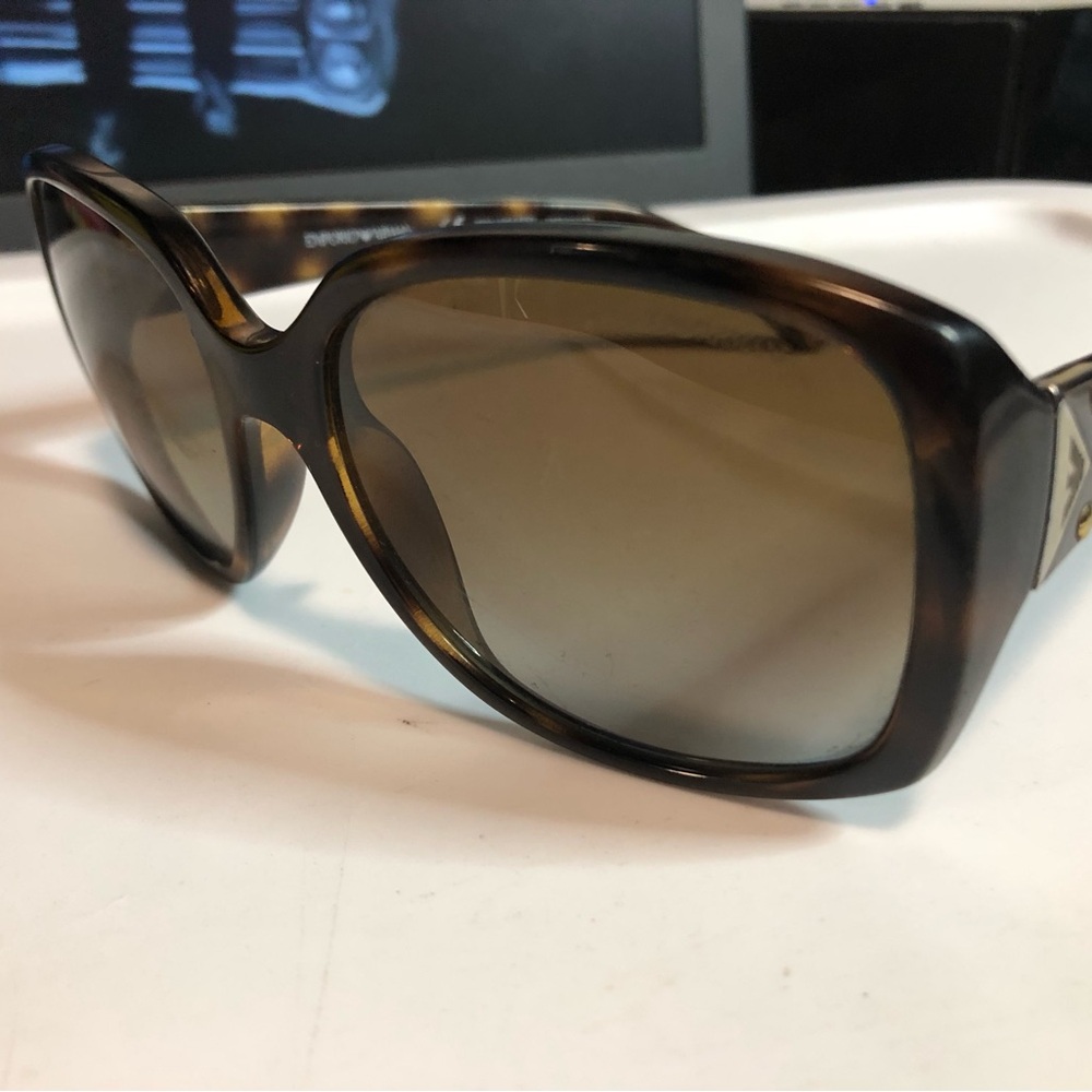 Woman’s Sunglasses Good Condition - image 6